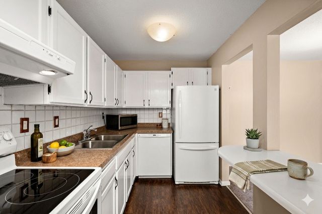 10301 Cedar Lake Road 201, Hopkins, MN 55305