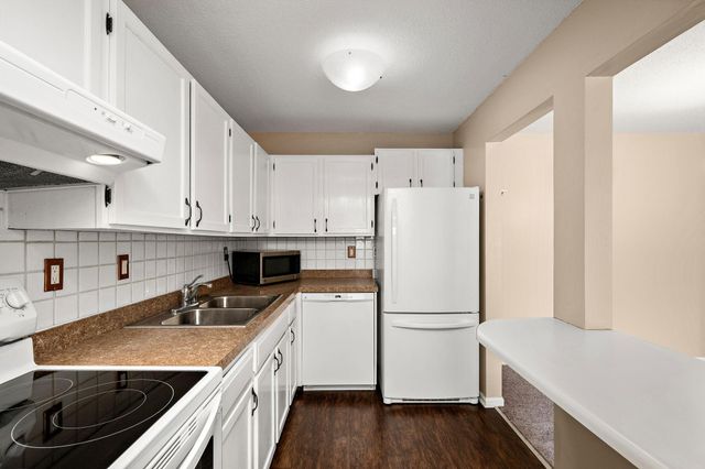 10301 Cedar Lake Road 201, Hopkins, MN 55305
