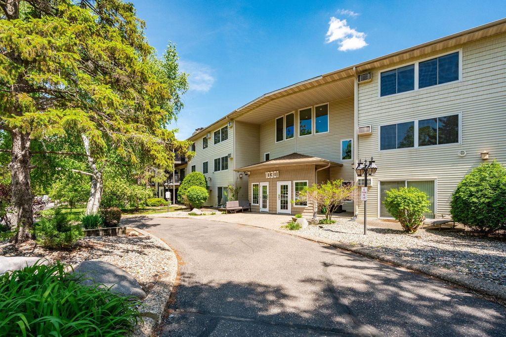 10301 Cedar Lake Road 201, Hopkins, MN 55305