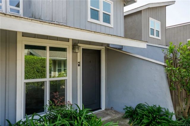 345 University Drive F4, Costa Mesa, CA 92627