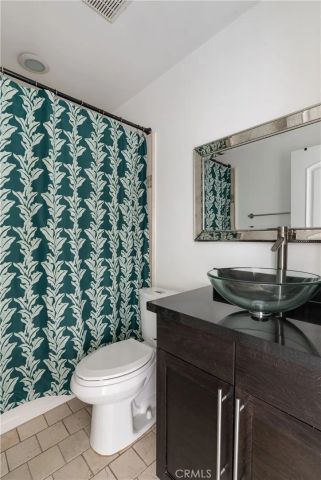 345 University Drive F4, Costa Mesa, CA 92627