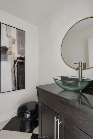 345 University Drive F4, Costa Mesa, CA 92627