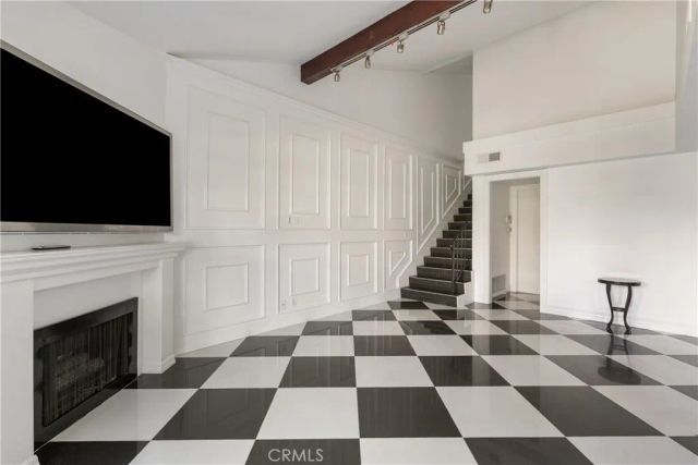 345 University Drive F4, Costa Mesa, CA 92627