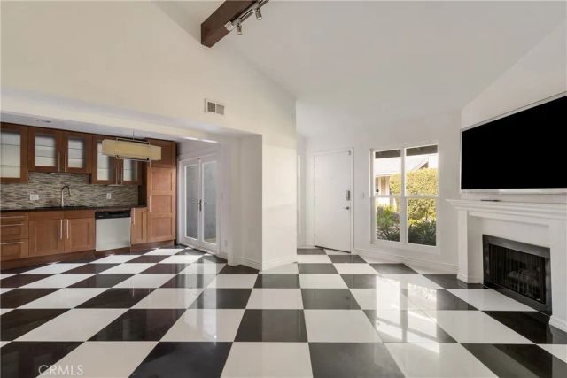 345 University Drive F4, Costa Mesa, CA 92627