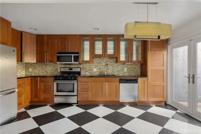 345 University Drive F4, Costa Mesa, CA 92627