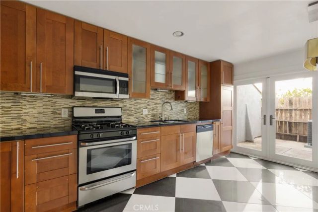 345 University Drive F4, Costa Mesa, CA 92627