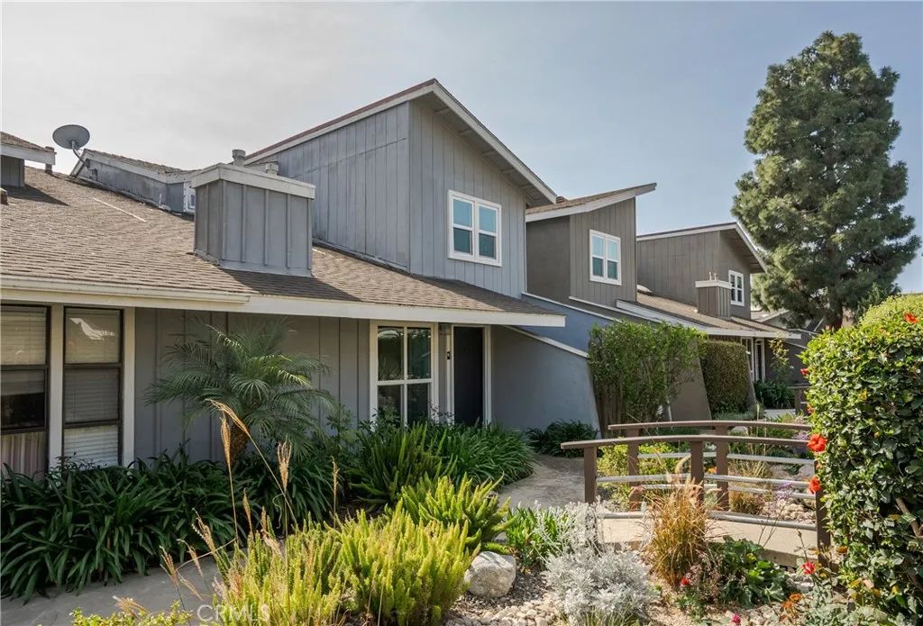 345 University Drive F4, Costa Mesa, CA 92627