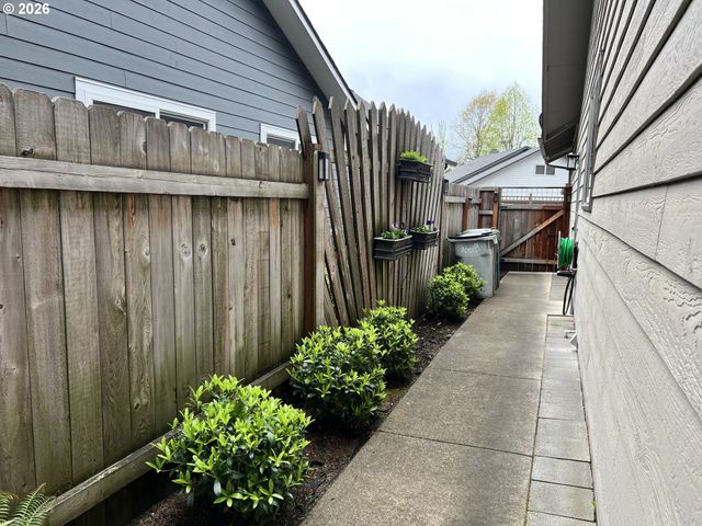 1111 RISDEN Pl, Eugene, OR 97404