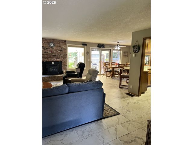 1111 RISDEN Pl, Eugene, OR 97404