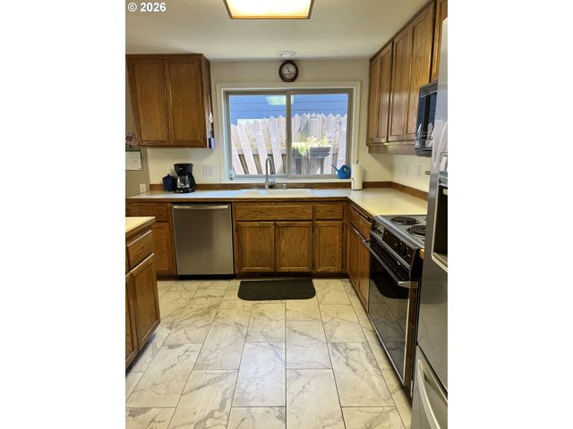 1111 RISDEN Pl, Eugene, OR 97404