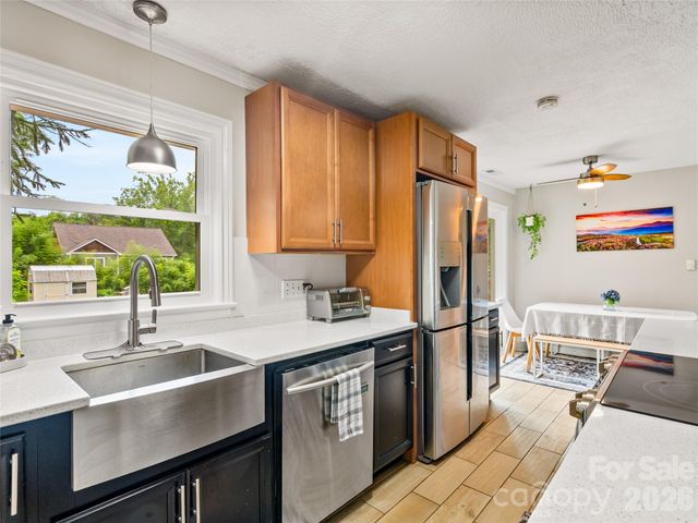 11 Oakley Dogwood Drive, Asheville, NC 28803