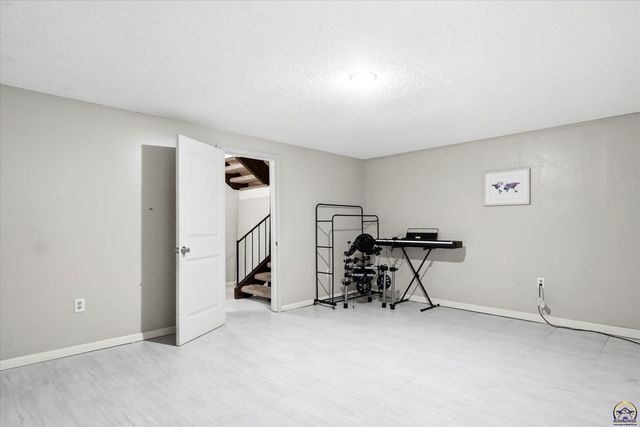 4503 SW 33rd TER, Topeka, KS 66614