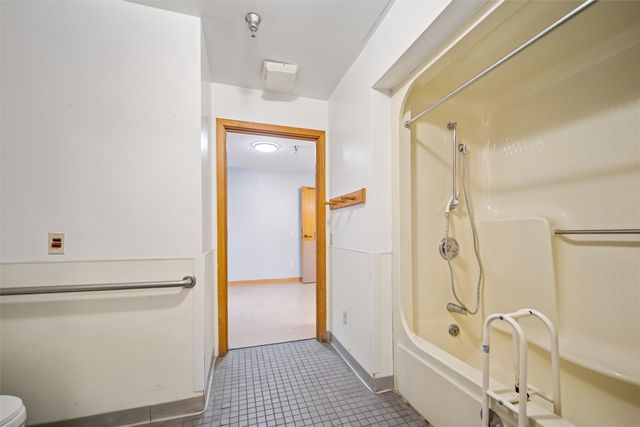 4220 E Douglas Avenue, Des Moines, IA 50317