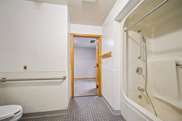 4220 E Douglas Avenue, Des Moines, IA 50317