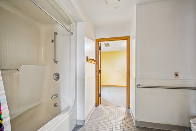 4220 E Douglas Avenue, Des Moines, IA 50317