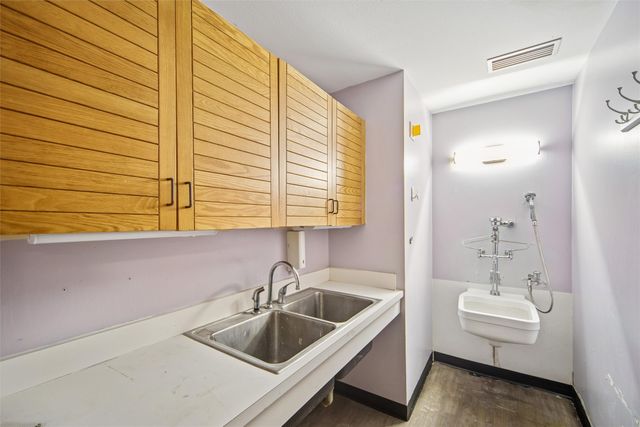 4220 E Douglas Avenue, Des Moines, IA 50317