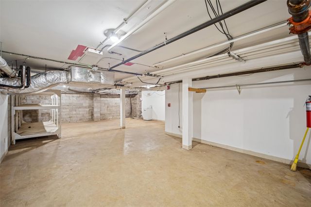 4220 E Douglas Avenue, Des Moines, IA 50317