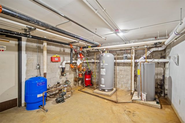 4220 E Douglas Avenue, Des Moines, IA 50317