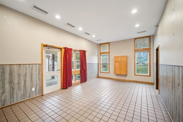 4220 E Douglas Avenue, Des Moines, IA 50317