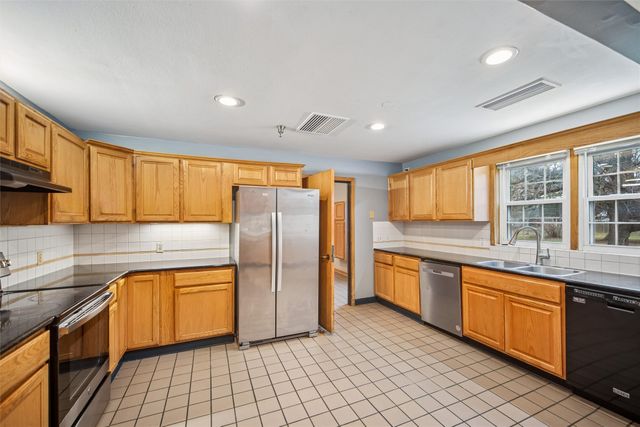 4220 E Douglas Avenue, Des Moines, IA 50317