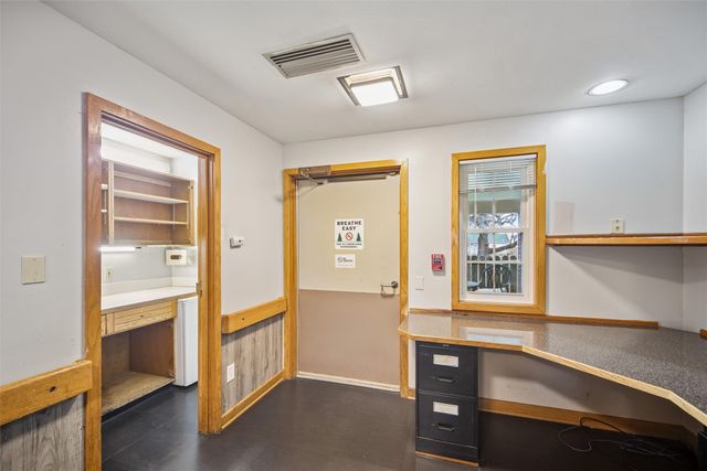 4220 E Douglas Avenue, Des Moines, IA 50317