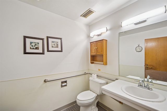 4220 E Douglas Avenue, Des Moines, IA 50317