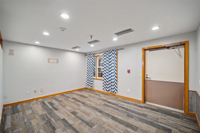 4220 E Douglas Avenue, Des Moines, IA 50317