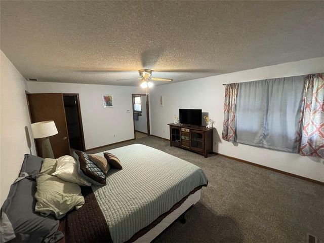 304 S 69th Highway, Pittsburg, KS 66762