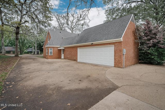 8 Moss Forest Place, Jackson, MS 39211