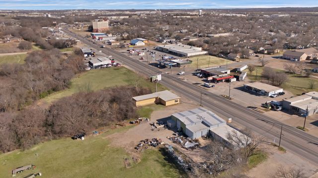 1123 N Main Street, Cleburne, TX 76033