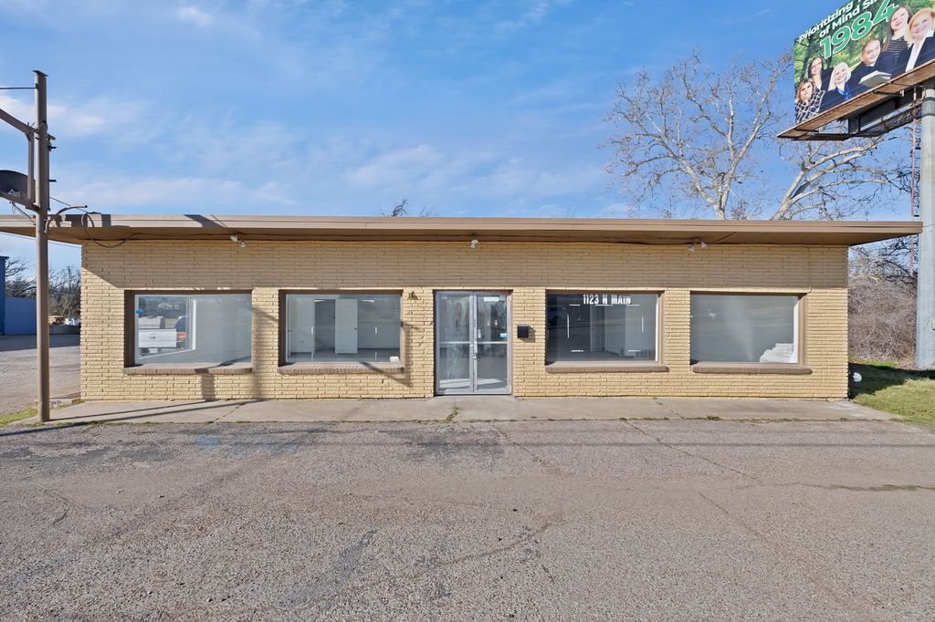 1123 N Main Street, Cleburne, TX 76033