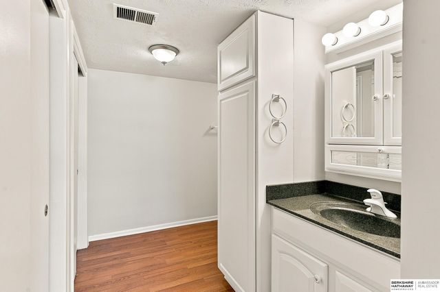 12737 Woodcrest Plz Apt 119, Omaha, NE 68137