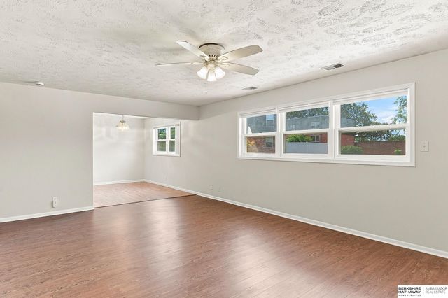 12737 Woodcrest Plz Apt 119, Omaha, NE 68137