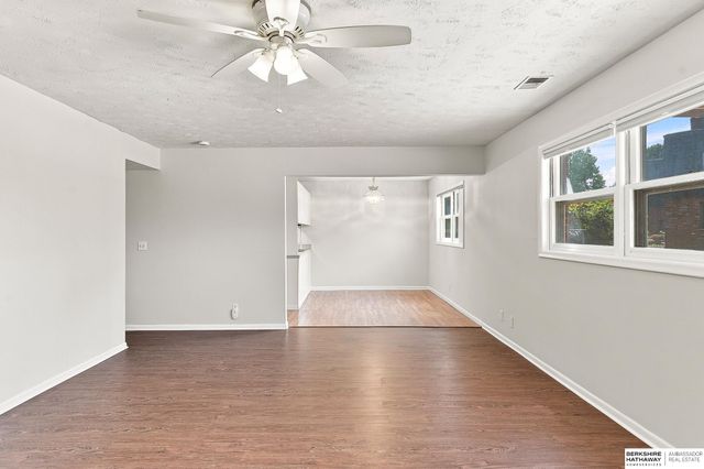 12737 Woodcrest Plz Apt 119, Omaha, NE 68137