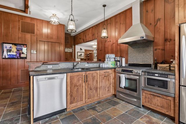 1625 Locust Hills Trail, Wayzata, MN 55391