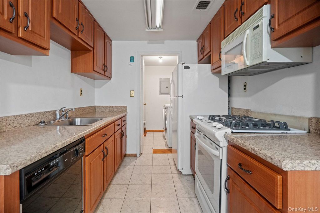 221 Sagamore Hills Drive 221, Port Jefferson Station, NY 11776 — photo 2