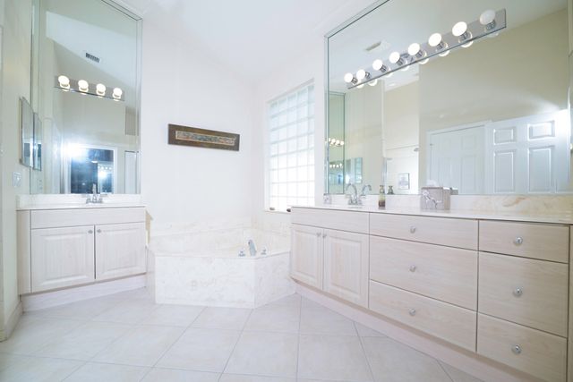 10052 Diamond Lake Drive, Boynton Beach, FL 33437