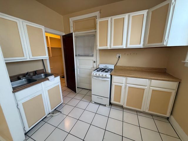 2146 S Gunderson Avenue 214, Berwyn, IL 60402