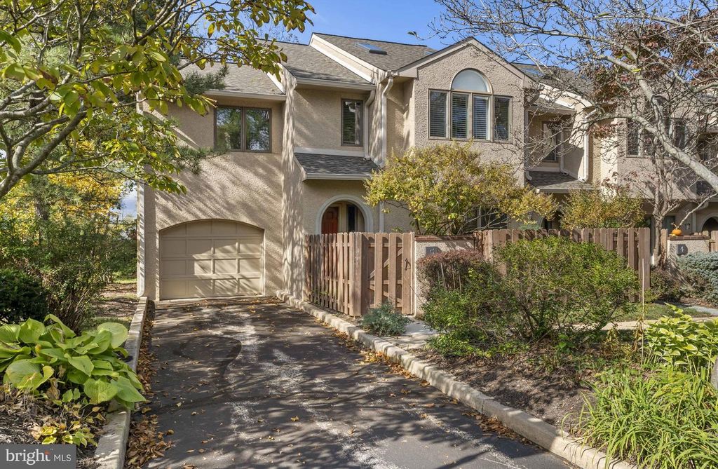 5 GREYTHORNE WOODS CIR, Wayne, PA 19087