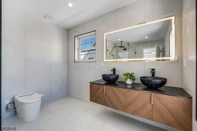 131 Palsa Ave, Elmwood Park Boro, NJ 07407