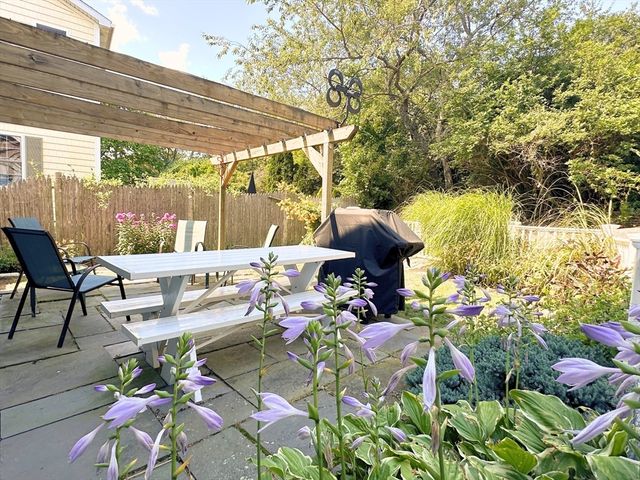 1 Pigeon Hill Ct 1, Rockport, MA 01966