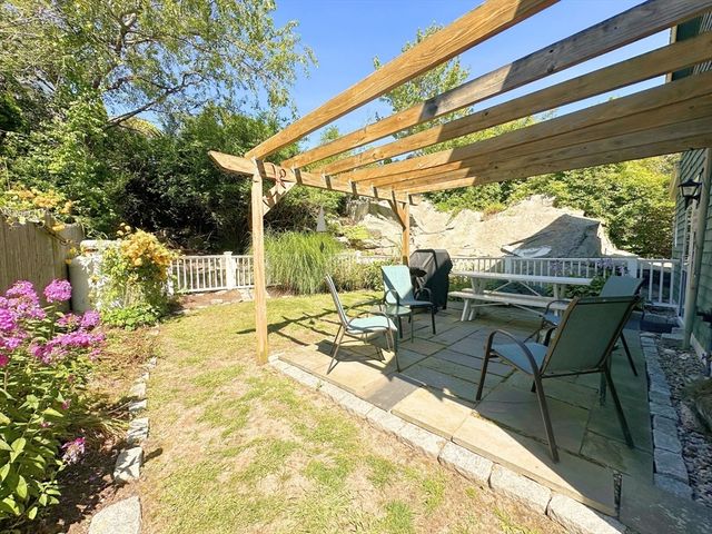 1 Pigeon Hill Ct 1, Rockport, MA 01966