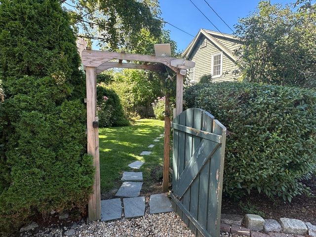 1 Pigeon Hill Ct 1, Rockport, MA 01966