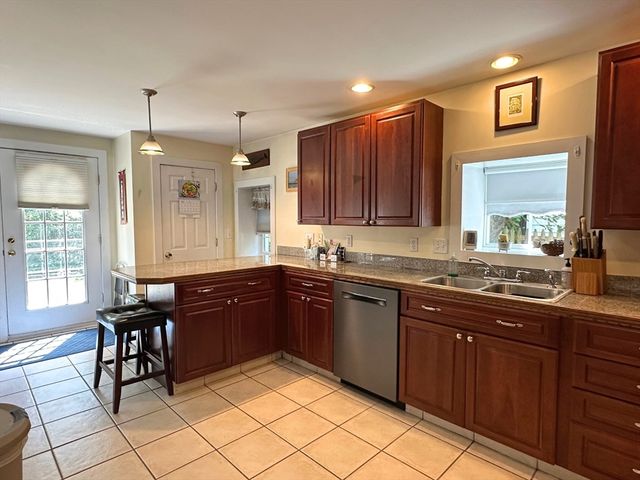 1 Pigeon Hill Ct 1, Rockport, MA 01966