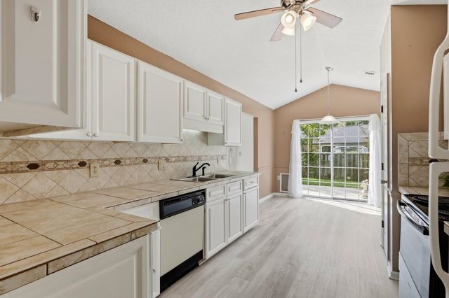 3943 Lochview Dr., Myrtle Beach, SC 29588