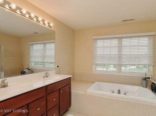 2 TWIN EAGLES Court, Hawthorn Woods, IL 60047