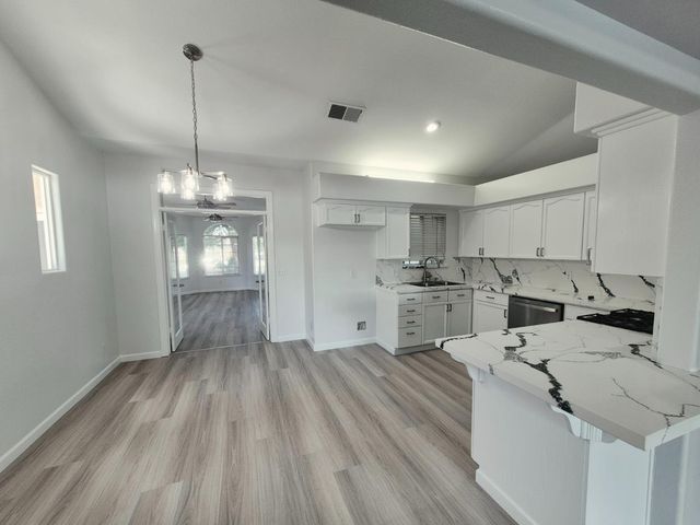 9128 N Recreation Avenue, Fresno, CA 93720