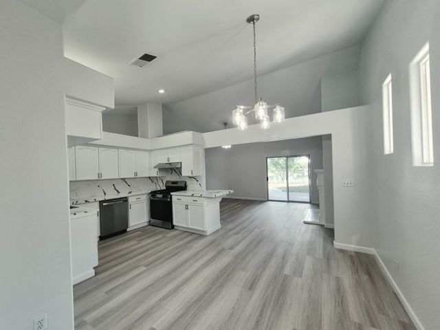 9128 N Recreation Avenue, Fresno, CA 93720