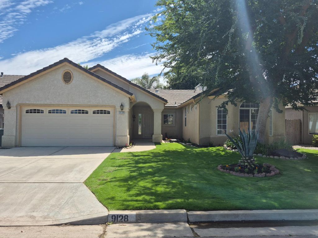 9128 N Recreation Avenue, Fresno, CA 93720