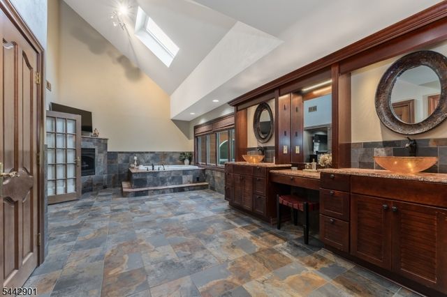 25 Wilshire Dr, Sparta Twp., NJ 07871